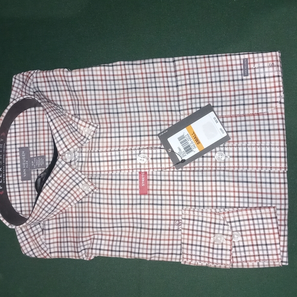 Van Heusen Classic Fit stretch dress shirt - Picture 1 of 4